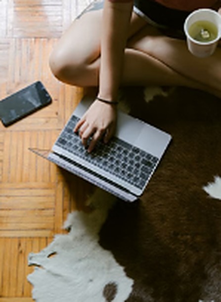 Une personne en rencontre de coaching par Zoom sur son ordinateur portable