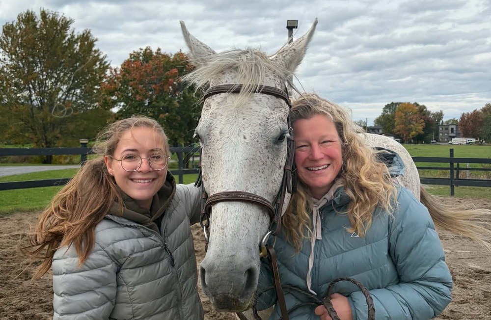 Natasha Lachapelle et une participante avec un cheval blanc, lors d'un coaching avec les chevaux