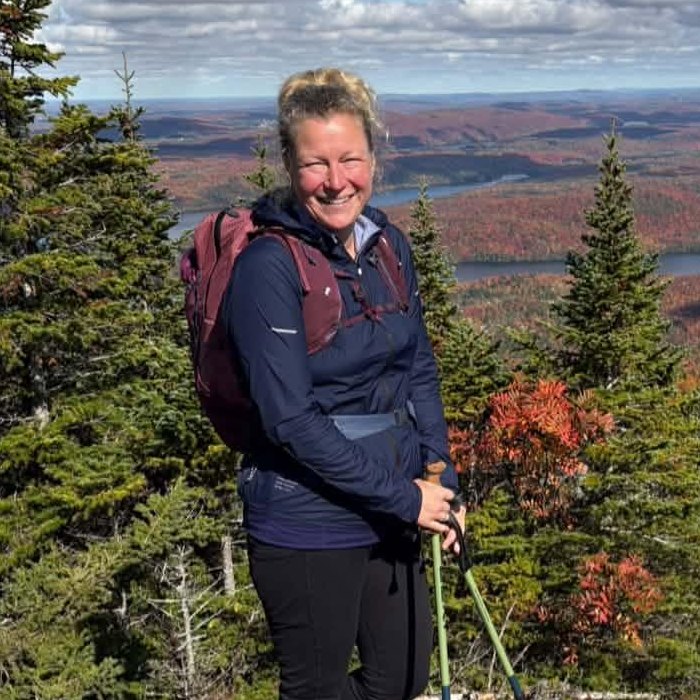 Natasha Lachapelle en randonnée au sommet d'une montagne, devant les couleurs de l'automne
