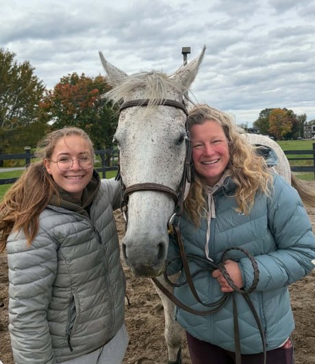 Natasha Lachapelle et une participante avec un cheval gris pommelé, à Saint-Jean-sur-Richelieu